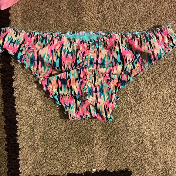 Shade and shore - Picture 3 of 3